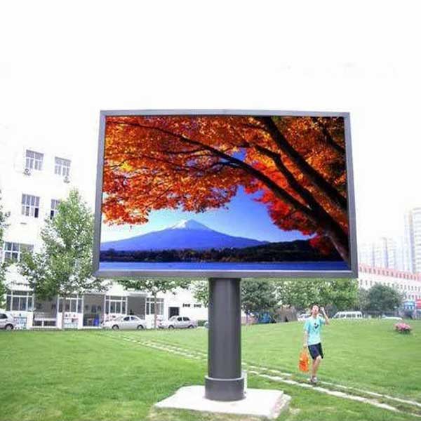 Pole-Mounted-Outdoor-LED-Video-Wall